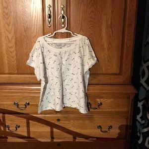 White t shirt with arrows